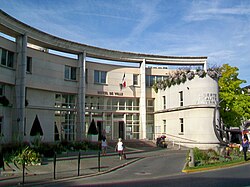 Goussainville (95), Hôtel de ville, place de la Charmeuse
